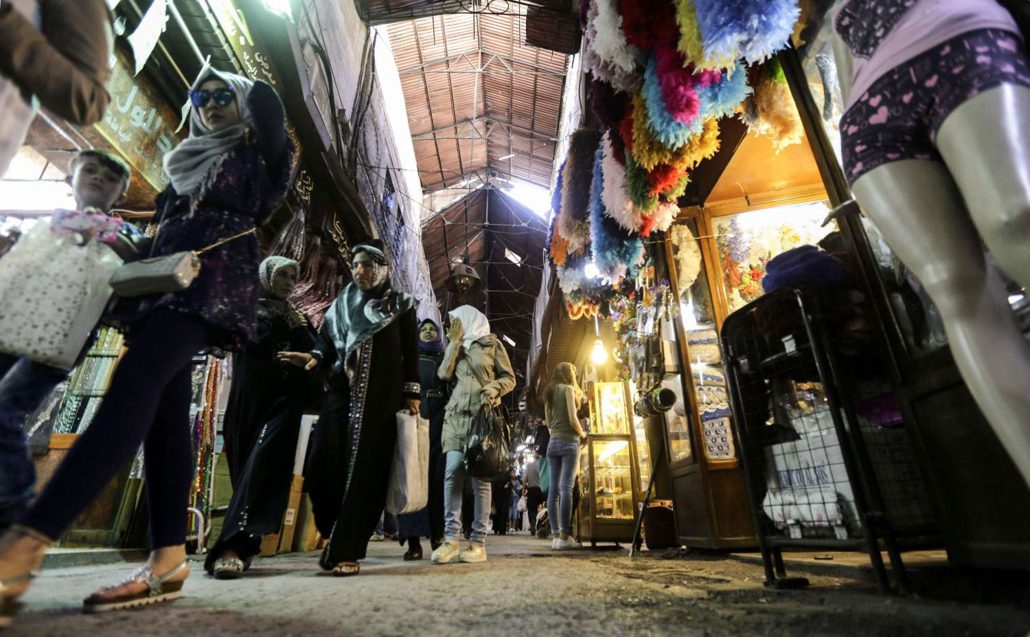 مع اقتراب عيد الفطر شهد سوق الخير إقبالا كبيرا لشراء المستلزمات وسط حالة من الفرح بوجود أشياء تناسب دخل الأسر السورية