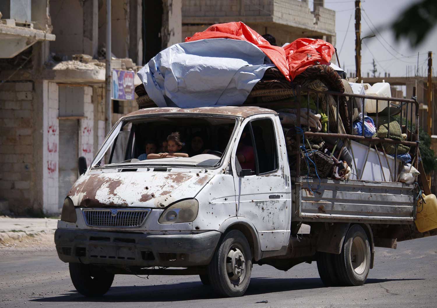 أكبر عملية نهب طالت بيوت ومتاجر السوريين
