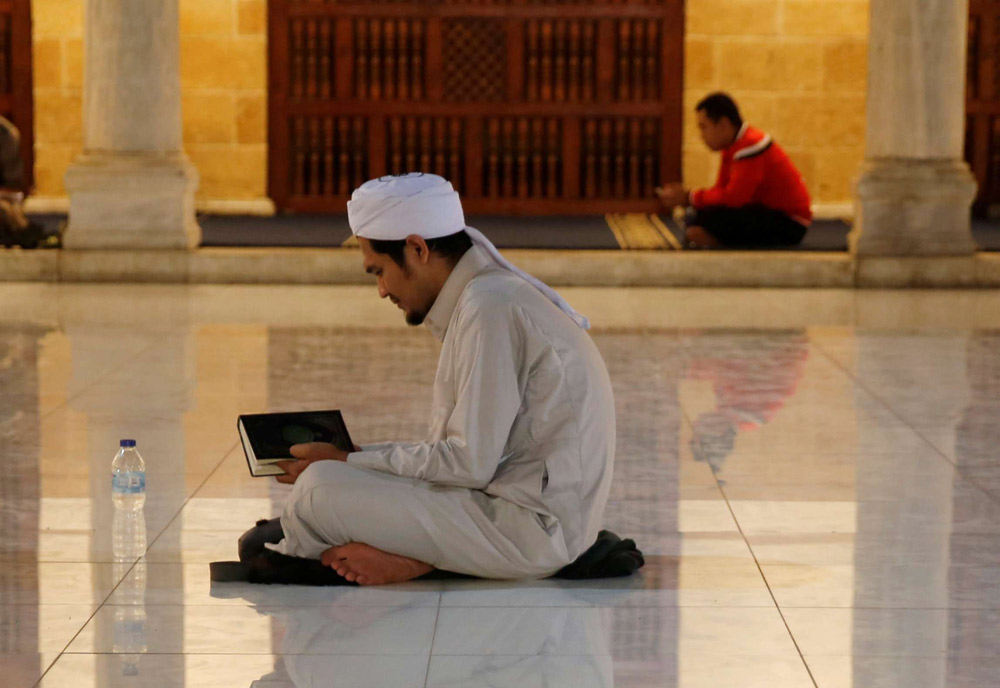 تدخل المؤسسة الدينية في السياسة يوسع الفجوة بينها وبين الشارع، ويفقد الخطاب الديني الرسمي مصداقيته