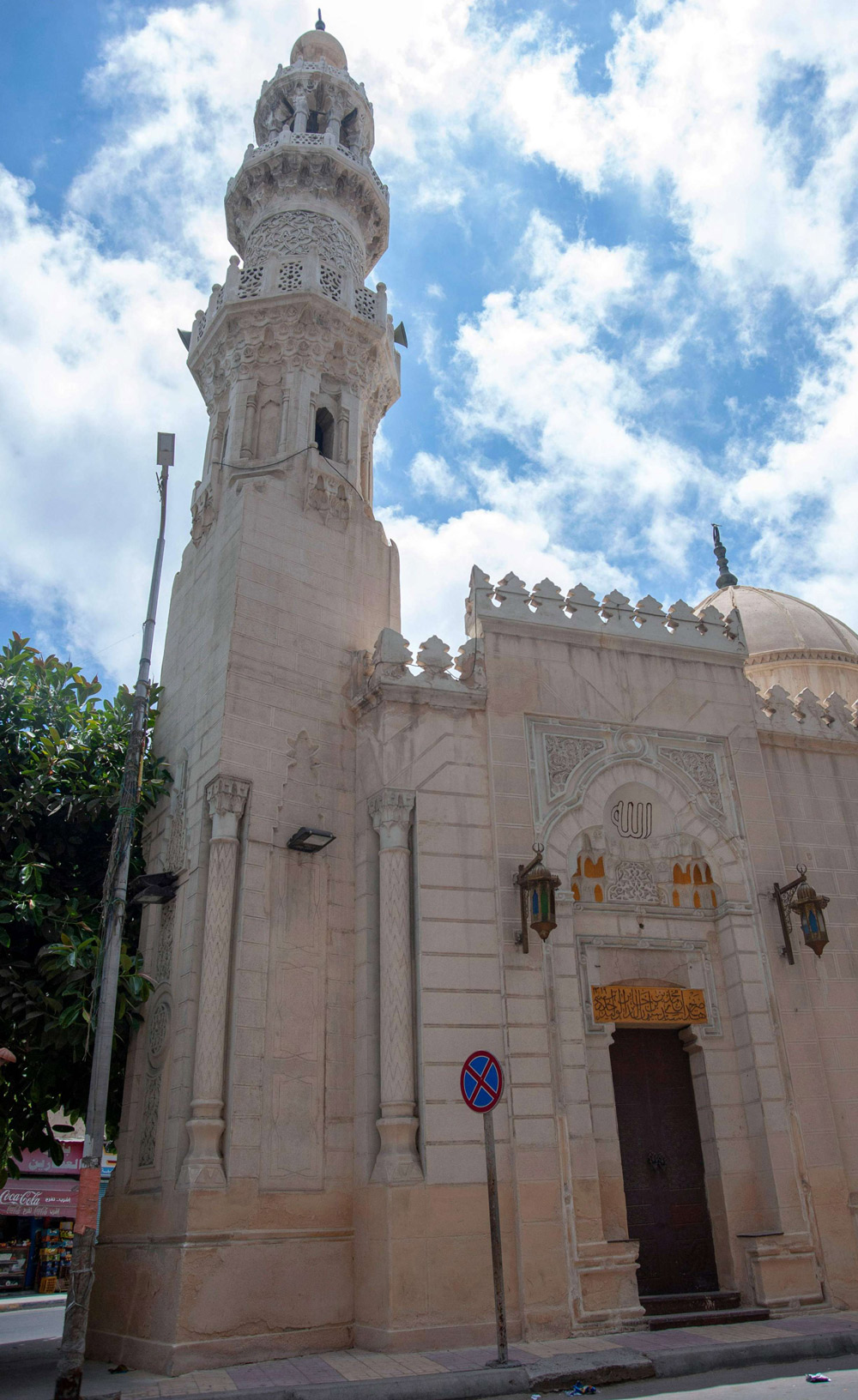 المسجد في خدمة النظام