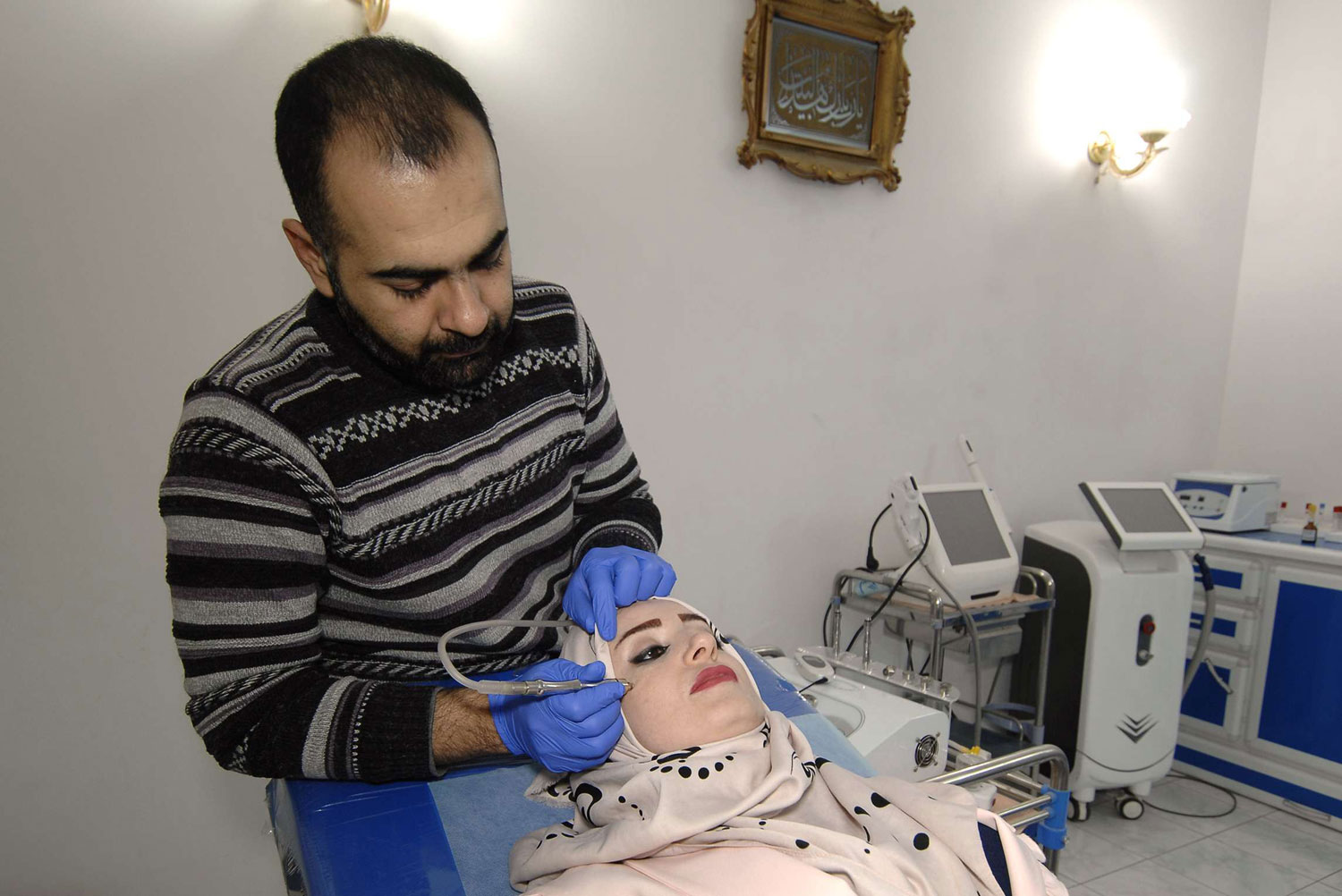 بعض الأزواج يهدّدون زوجاتهم بالزواج من أخرى إن لم يمتثلن لرغباتهم في إجراء الجراحة التي يريدونها، وذلك التهديد يعتبر إجبارا معنويا للزوجات