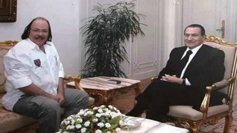 إشادة مبارك بفيلم زكريا وصلت إلى حد تشجيعه على إنتاج فيلمي “سواق الرئيس” و”حارس الرئيس”. لكن اندلاع ثورة ٢٥ يناير جمد المشروع