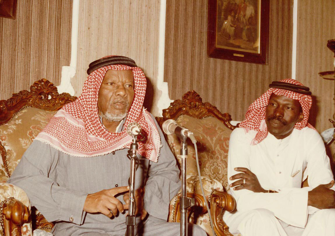 الشاعر الذي يصف نفسه بـ “كتلة من الفحم” هو صاحب كلمات أول أغنية تسجل وتبث في السعودية، وهو الذي اكتشف كلا من الفنانين طلال مداح ومحمد عبده