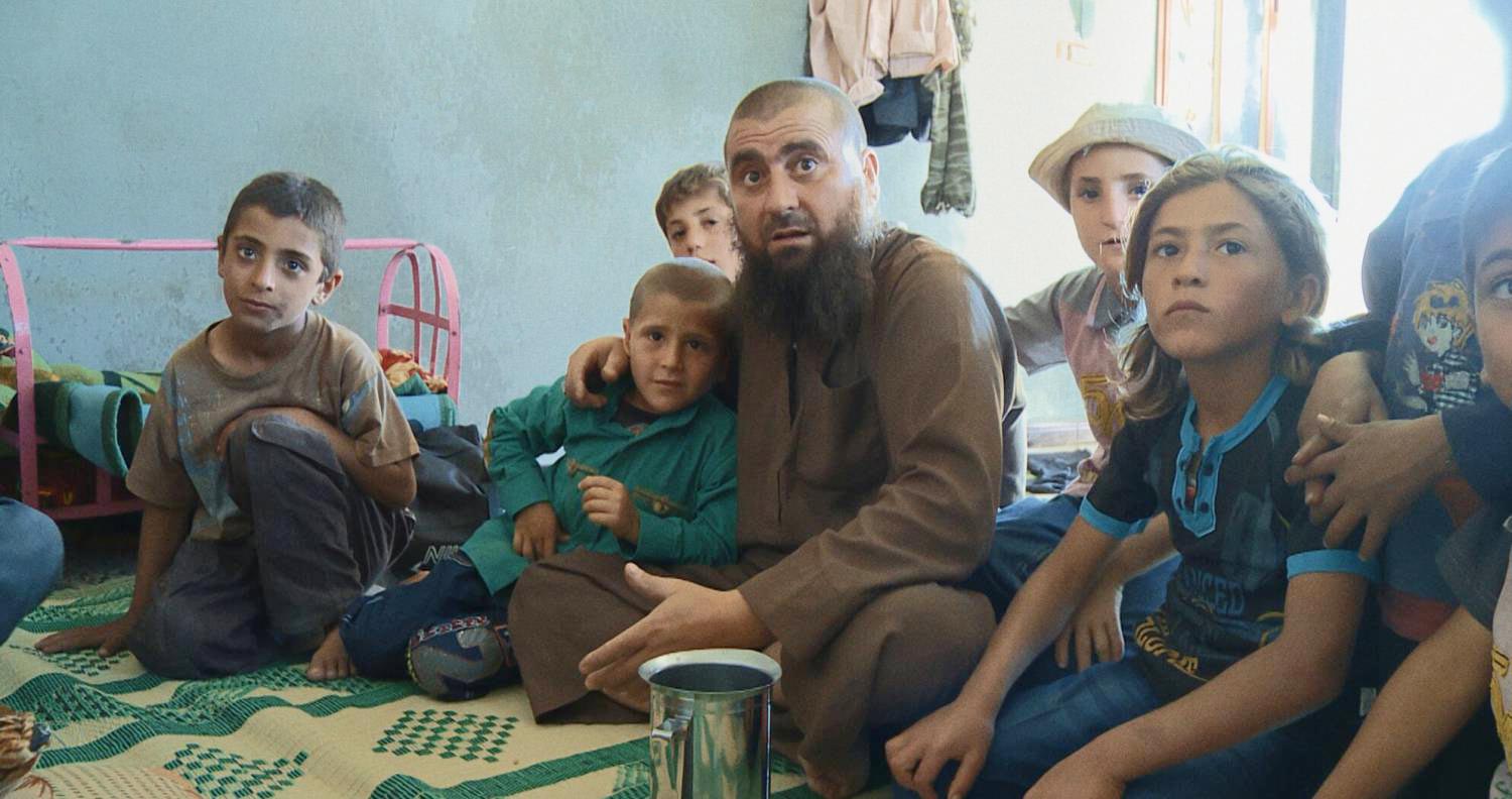 في فيلمه "الآباء والأبناء" يسمح ديركي للمشاهد بأن يشاركه بحثه عما هو موجود لدى هؤلاء الناس
