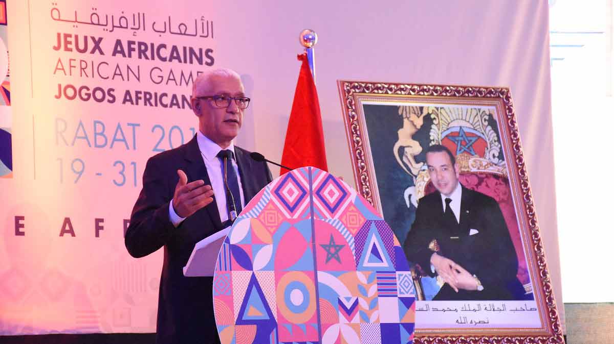 العاهل المغربي الملك محمد السادس، يشير دوماً إلى التجليات الصارخة لاختلالات المشهد الرياضي، وما تتخبط فيه الرياضة من ارتجال وتدهور، ويدعو إلى وضع نظام عصري وفعال لتنظيم القطاع الرياضي يقوم على إعادة هيكلة المشهد