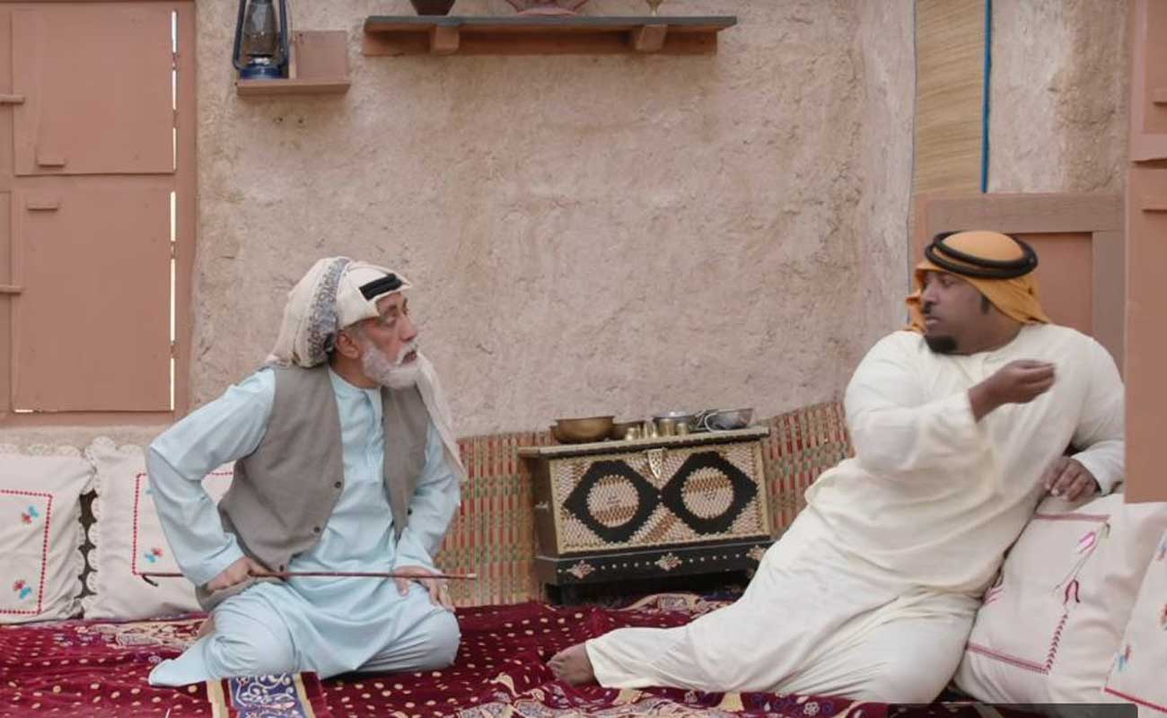 الاحتفاء بالعادات والتقاليد العربية لا يتعارض مع النقد الاجتماعي المرح