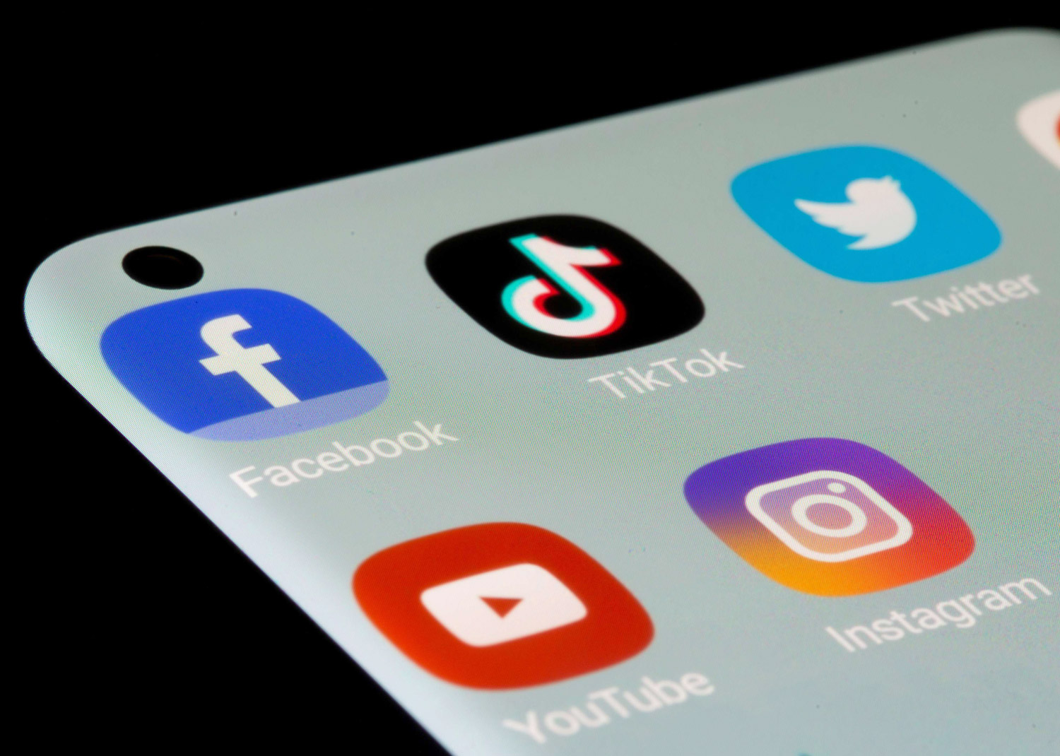 المنصة تواجه منافسة من تيك توك وسناب شات