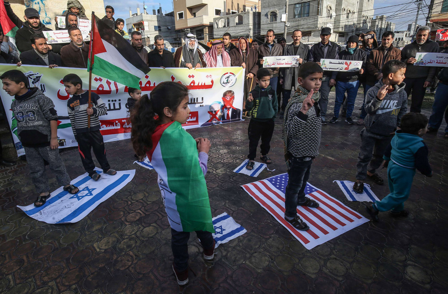 توحّد الفلسطينيون على موقف الرفض الباتّ للصفقة المزعومة