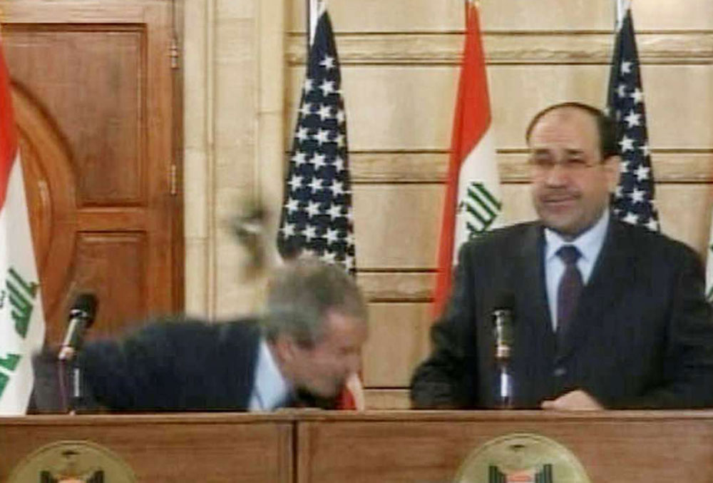 مغردون يستذكرون الرمية التاريخية التي قام بها الصحافي العراقي منتظر الزيدي حين رمى حذاءه على الرئيس الأميركي الأسبق جورج بوش الابن في 2008