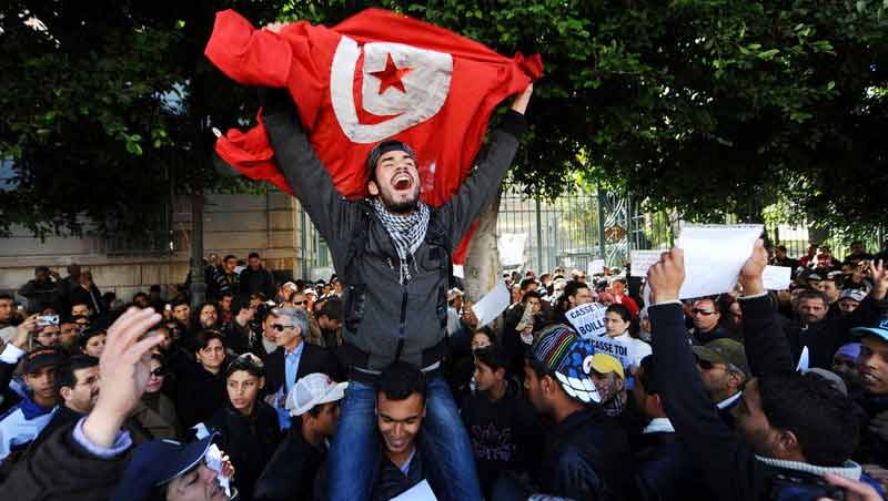 الحاكم ونظامه يسعيان إلى إغراق الشعب بكل ما يلهيه عن مطالبه الرئيسية