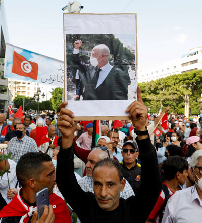 السياسيون هزمهم الرئيس قيس سعيد بدعم شعبي كبير ولذلك عليه  أن يتركهم وراءه ويفكر  في بناء البدائل