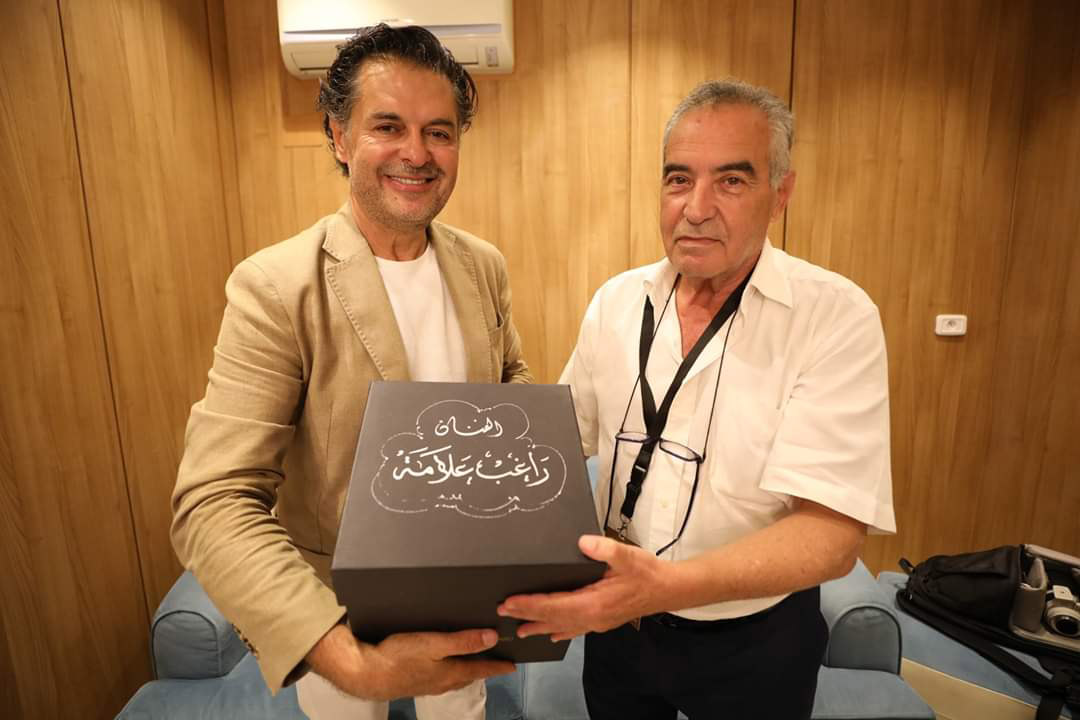 تكريم الفنان راغب علامة من قبل مدير مهرجان قرطاج مختار الرصاع