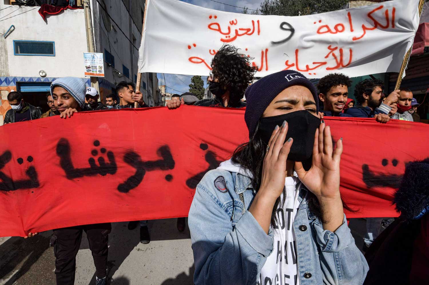 مسافة غير بعيدة من حافة الهاوية