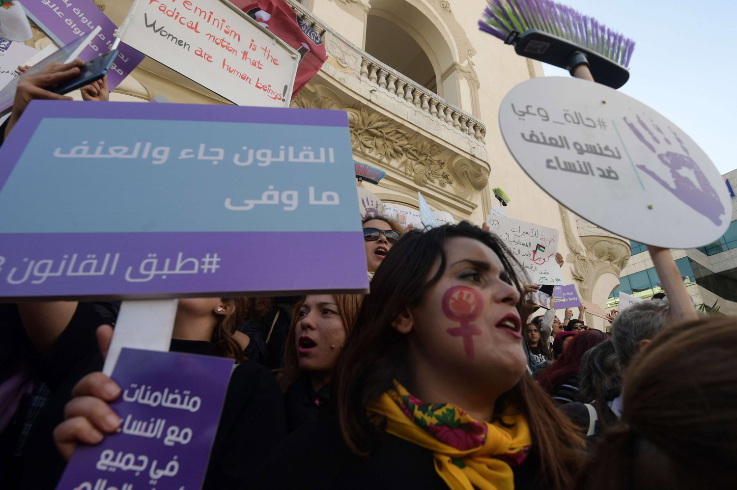 صعوبة تطبيق المؤسسات التونسية للقوانين الرائدة في البلاد على صعيد مكافحة العنف ضد المرأة