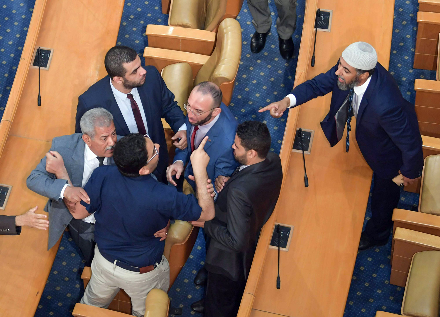 عراك لقتل الوقت والتشويش