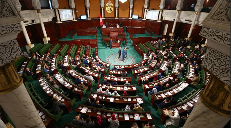 المشيشي مرغمٌ اليوم على تفنيد ما قيل ويُقال يوميا عن "الفتية الذهبيين" الذين حكموا بعد ثورة 14 يناير، وفشلوا في الاستجابة لتطلعات شعب بات ينبذ العملية السياسية بحثا عن خلاص فردي من الأوضاع الصعبة