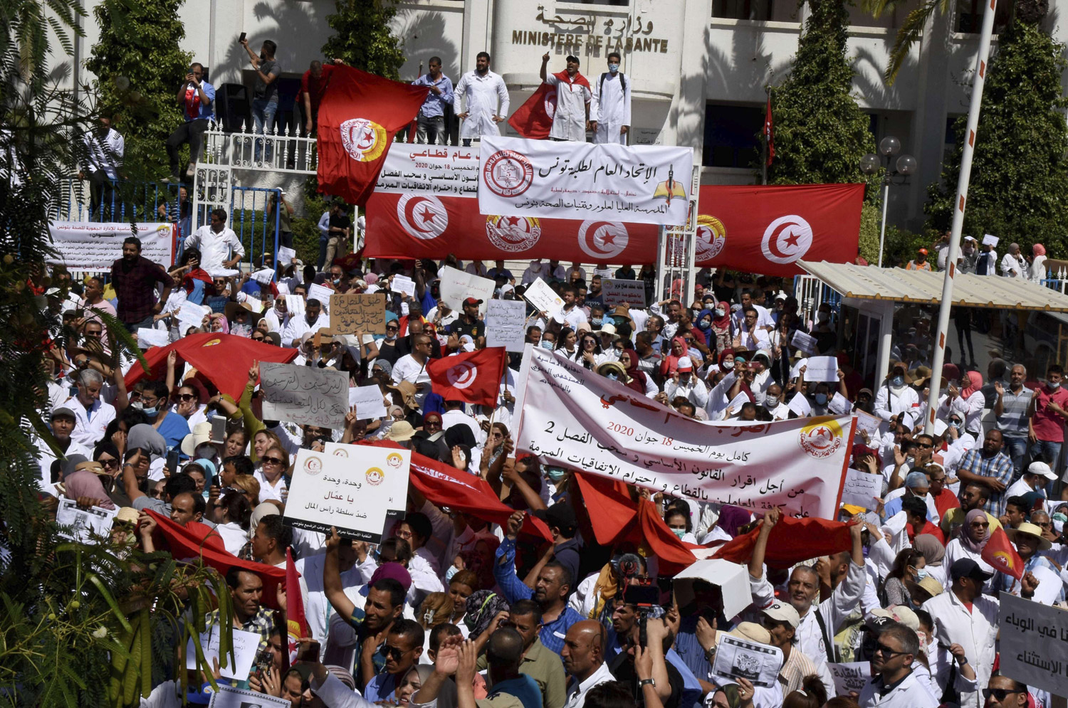 الحكومة غير قادرة على مواجهة غضب الشارع