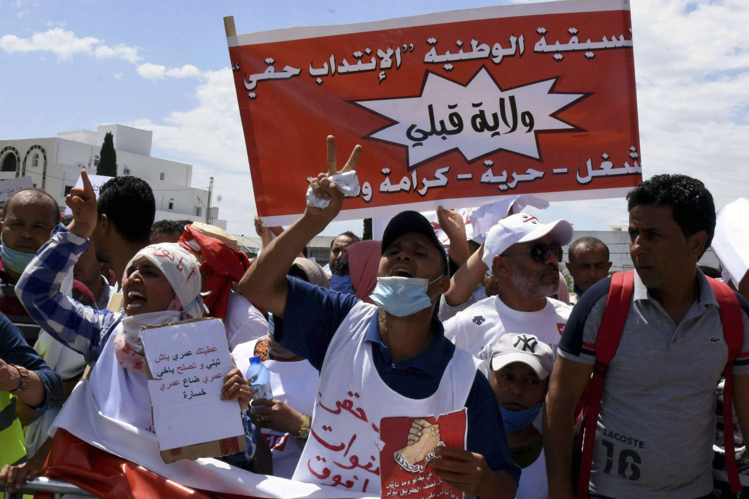 القانون الجديد يصعب تطبيقه لاعتبارات تتعلق بإمكانيات الدولة التي باتت عاجزة عن التوظيف بسبب انتدابات عشوائية لجأت إليها حكومات ما بعد ثورة 2011