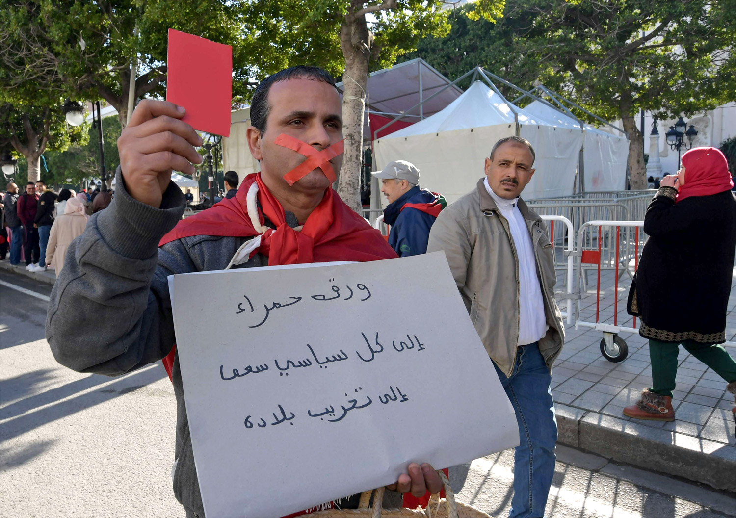 زاد الخطاب الذي يظهر في البرلمان، في تأكيد ما يشبه القطيعة بين الطبقة السياسية الجديدة الوافدة إلى مؤسسات الدولة، والناس التي ملت من اللعبة السياسية والصراعات وباتت تطالب أحزاب التحالف الحكومي بحلول عملية وسريعة، خاصة مع مخلفات وباء كورونا