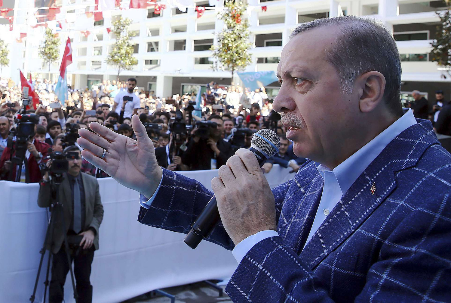 أردوغان يتهم حركة غولن بأنها كانت وراء محاولة الانقلاب الفاشلة 