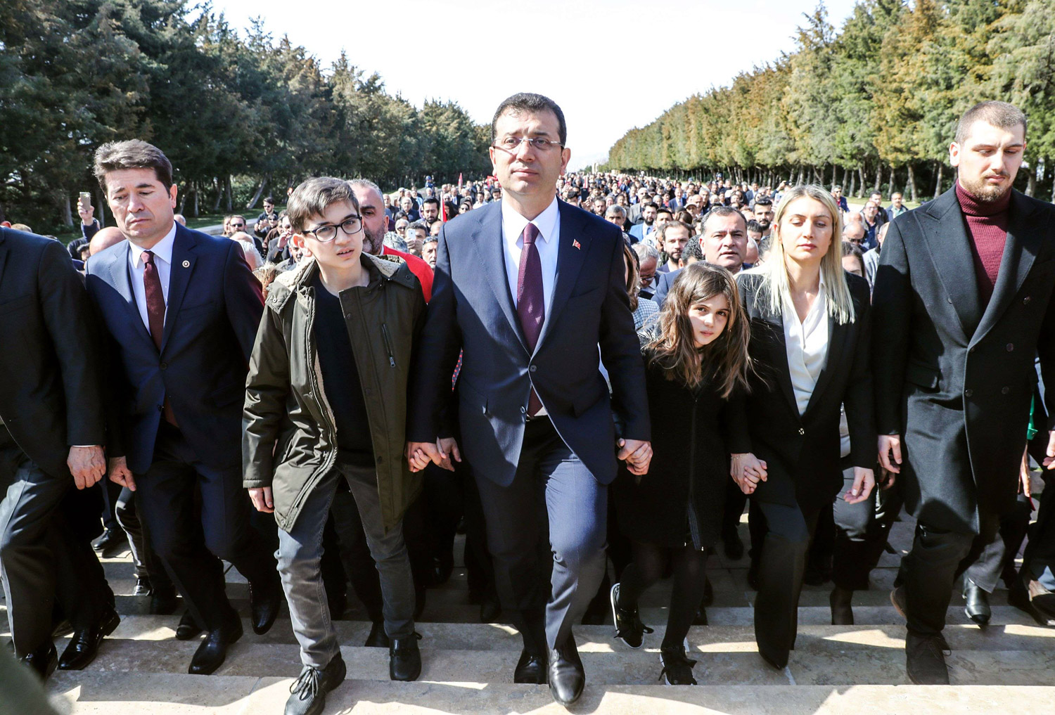 الصفعة التي يشعر بها أردوغان أتت من حيث لا يتوقع، ومن مكمن استخفاف له ولأنصاره من فئة يتندر أعضاء حزب العدالة والتنمية بتسميتها "أصحاب الياقات البيضاء"، ويقصدون بهم سكان القسم الأوروبي من إسطنبول، ومن سياسي شاب وطموح وضع مستقبل أردوغان وأناه المتورمة في عين العاصفة