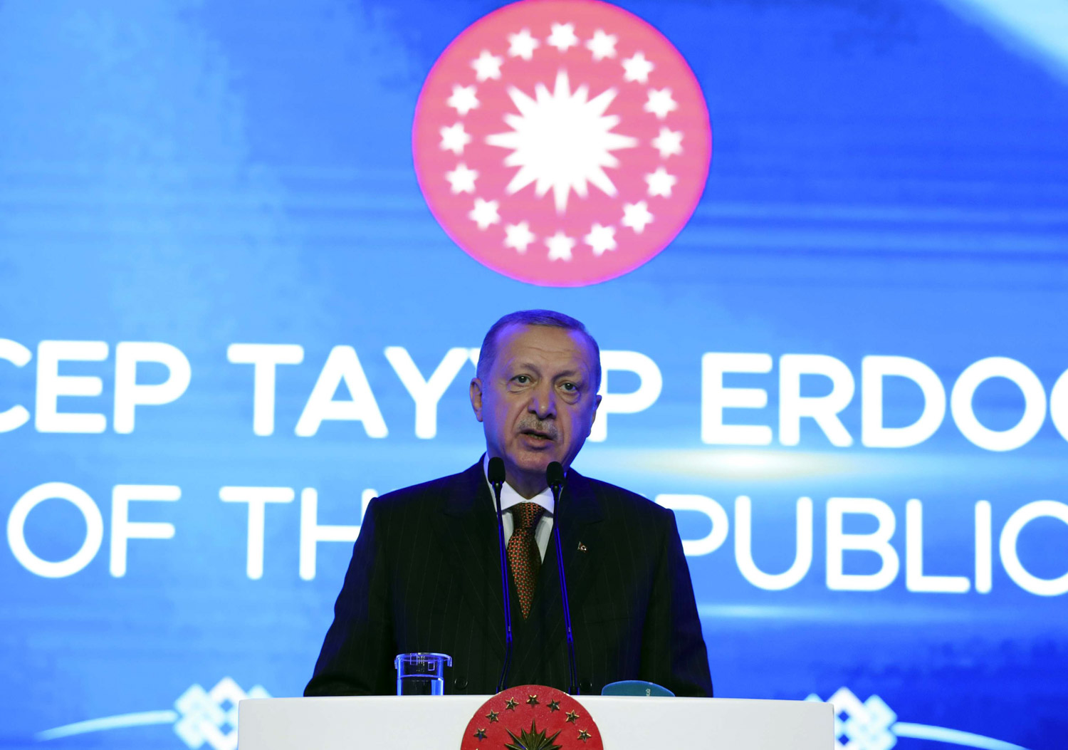 أردوغان في مهمة تعقيد الأزمات