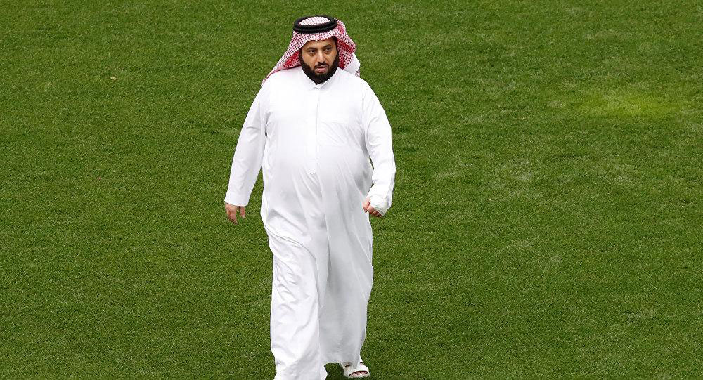 لعل رغبة رجال أعمال وشخصيات عامة عربية في الاستثمار الرياضي، لا تخلو من تحقيق وجاهة اجتماعية، مع اقتران أسمائهم بكبرى أندية العالم، وعلى الدرب نفسه بدأ آل الشيخ تجربته الرياضية