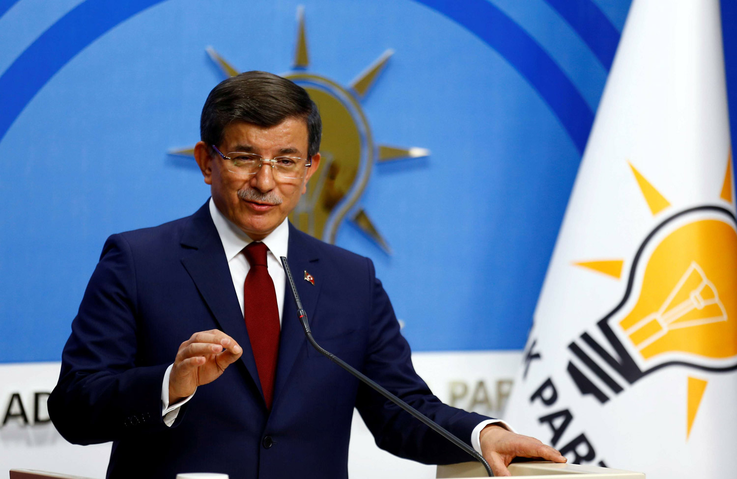 داود أوغلو يصب نقده بشكل واضح على أردوغان