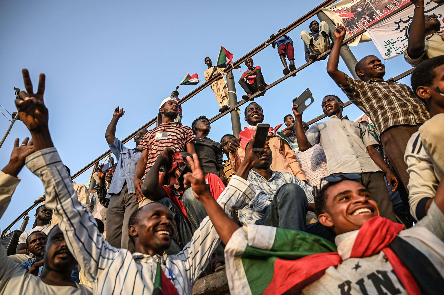 ثورة السودان تُحيي سؤال الطيب صالح من أين أتى هؤلاء؟