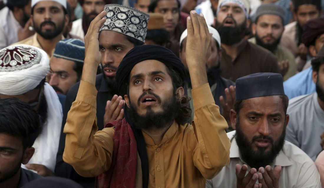 الحكومة أعلنت مقتل رجل مختل عقليا بعد تعرضه لرجم جماعي على أيدي حشد غاضب بتهمة حرق صفحات من القرآن