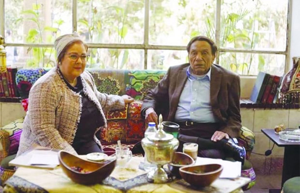 عبدالعزيز ترحل تاركة إرثا كبيرا لا يخصّ فقط بنتيْها دنيا وإيمي، بل ينجذب إليه الجمهور لأنه يتجاوز الدور التقليدي للفنان
