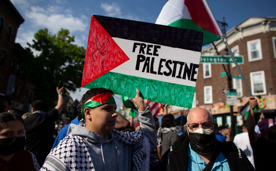 العديد من الفلسطينيين يتساءلون كيف يمكن لقيادييهم أن يرشدوهم بعد فشلهم في وقف تدمير لعملية السلام أو التقارب الإسرائيلي مع الدول العربية