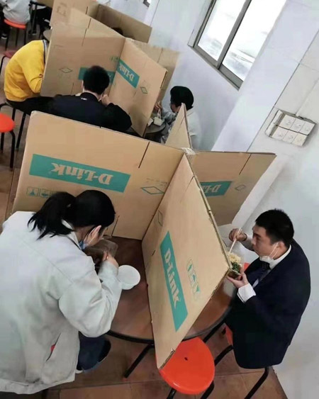وضع حواجز بين الزوار لتقليل مخاوف الزبائن من أن تناول الطعام خارج منازلهم قد يعرضهم للإصابة بالفايروس