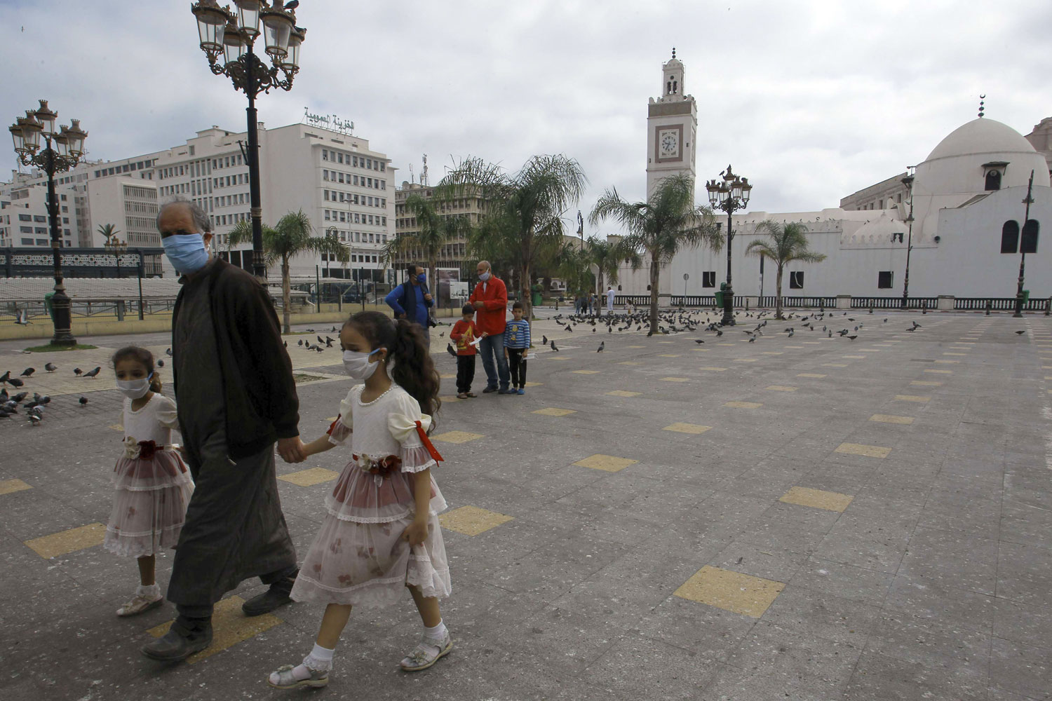 الحكومة الجزائرية تراجع إجراءات رفع الحظر الجزئي