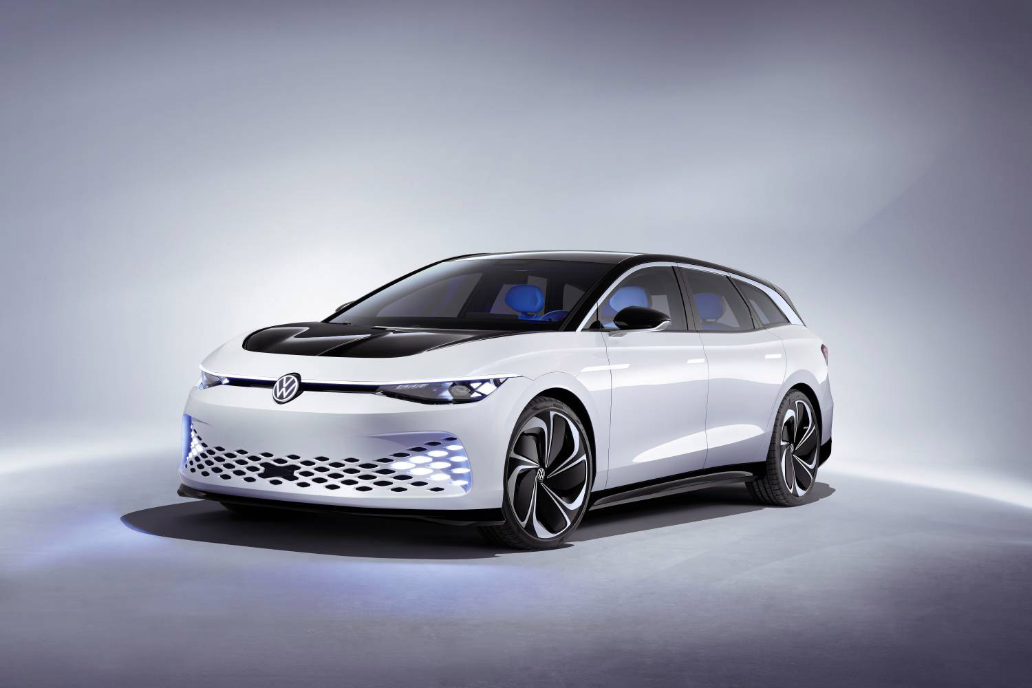 فولكسفاغن بسطت في سياراتها آي.دي سبيس فيجن الكهربائية، التي ستظهر على الطرق في 2021، عملية الاستعمال جمعت كل الوظائف حول المقود، حتى أنه تم الاستغناء عن ذراع نقل الحركة
