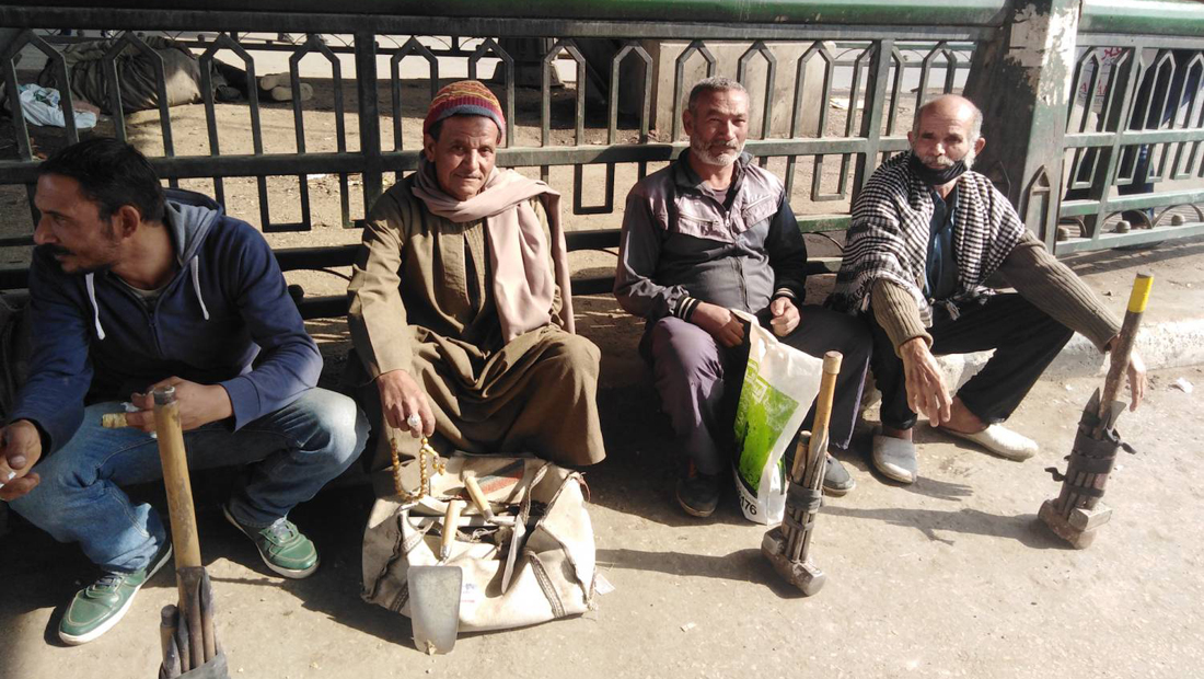 العمال لا يمكنهم إنفاق أموال على أدوات التطهير، فالأفواه الجائعة تحتاج إلى كل ما يكسبونه