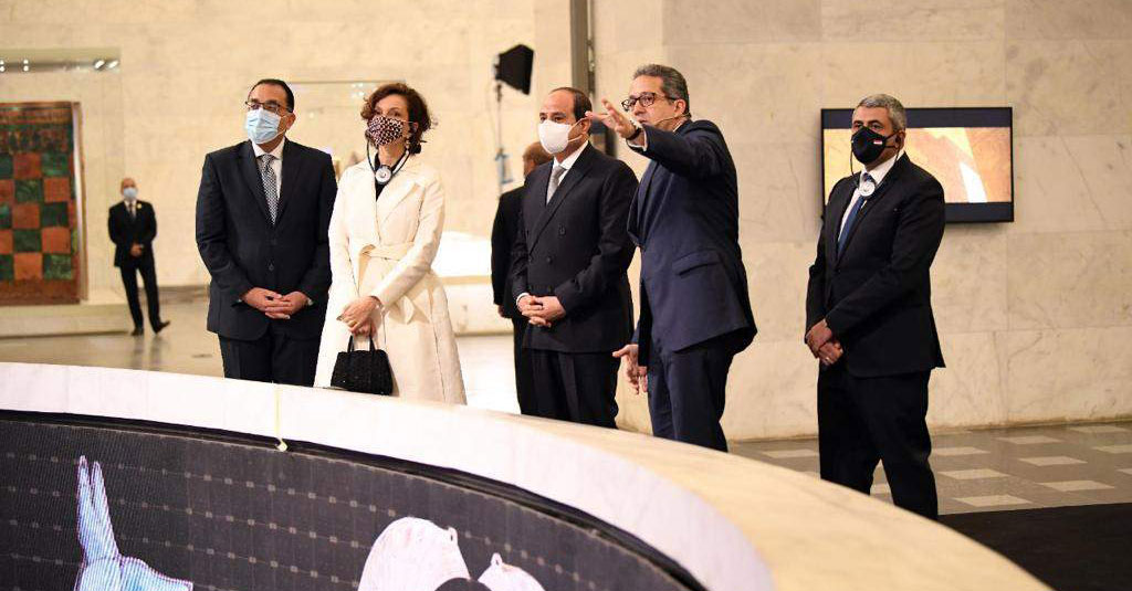 احتفالية نقل المومياوات الملكية إلى متحف الحضارة مؤخرا، أعادت تقديم العناني من جديد، وعندما كان يشرح للرئيس السيسي وأودري أزولاي مديرة اليونسكو، تاريخ كل مومياء بدا وكأنه عاش معها واقترب منها (الصور من السوشيال ميديا)