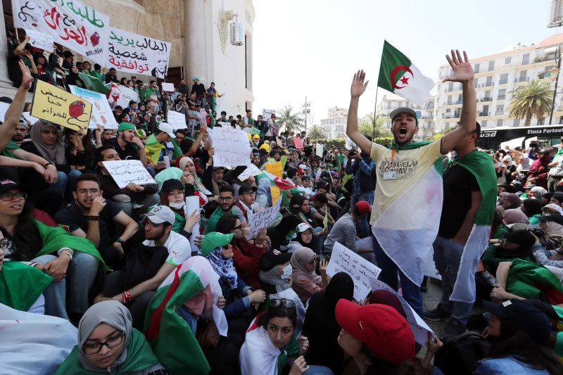 التعاطف الذي تحظى به من طرف شخصيات وأحزاب سياسية، تحت يافطة التحذير من انقلاب العسكر على الساسة، يبقي دور حنون وعلاقات مع رموز في نظام بوتفليقة مثيرين للشبهات
