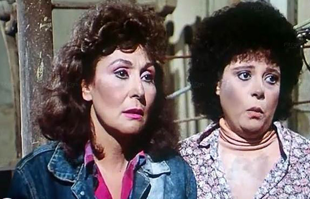 تجربة يونس في التأليف تعود لفيلم ”المجنونة“. بعده كتبت مسلسل “بكيزة وزغلول”، وكان علامة فارقة في مشوارها، حيث شاركت في بطولته وتألقت فيه مع النجمة القديرة سهير البابلي