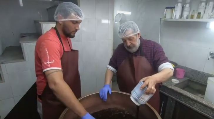 حنزة أتقن أصول صناعة الجلاب من والده الذي تعلّمها أصلا من والد زوجته