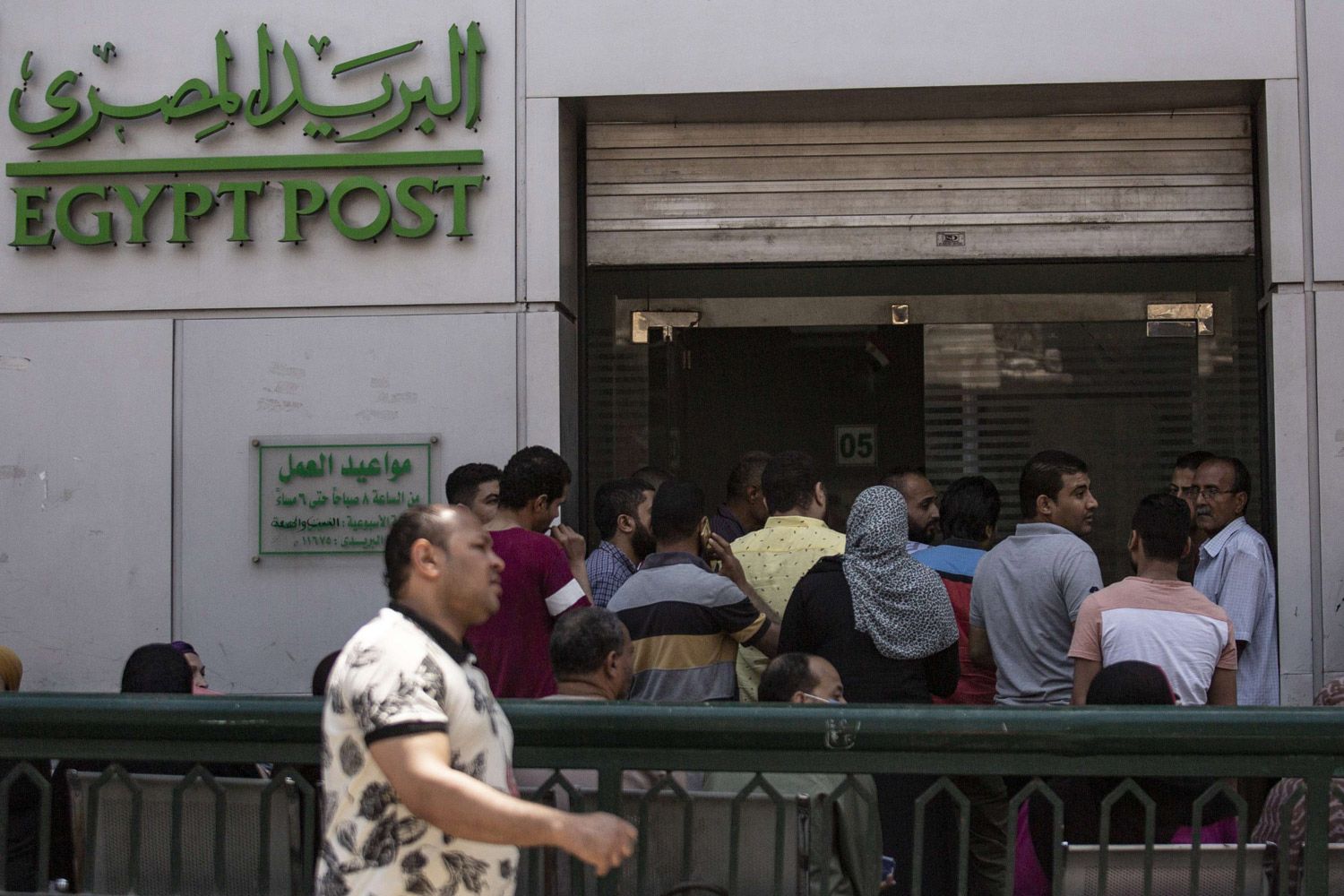 المشكلات التي تحيط بالمواطنين أنست شريحة كبيرة منهم السياسة وأمواجها المتلاطمة