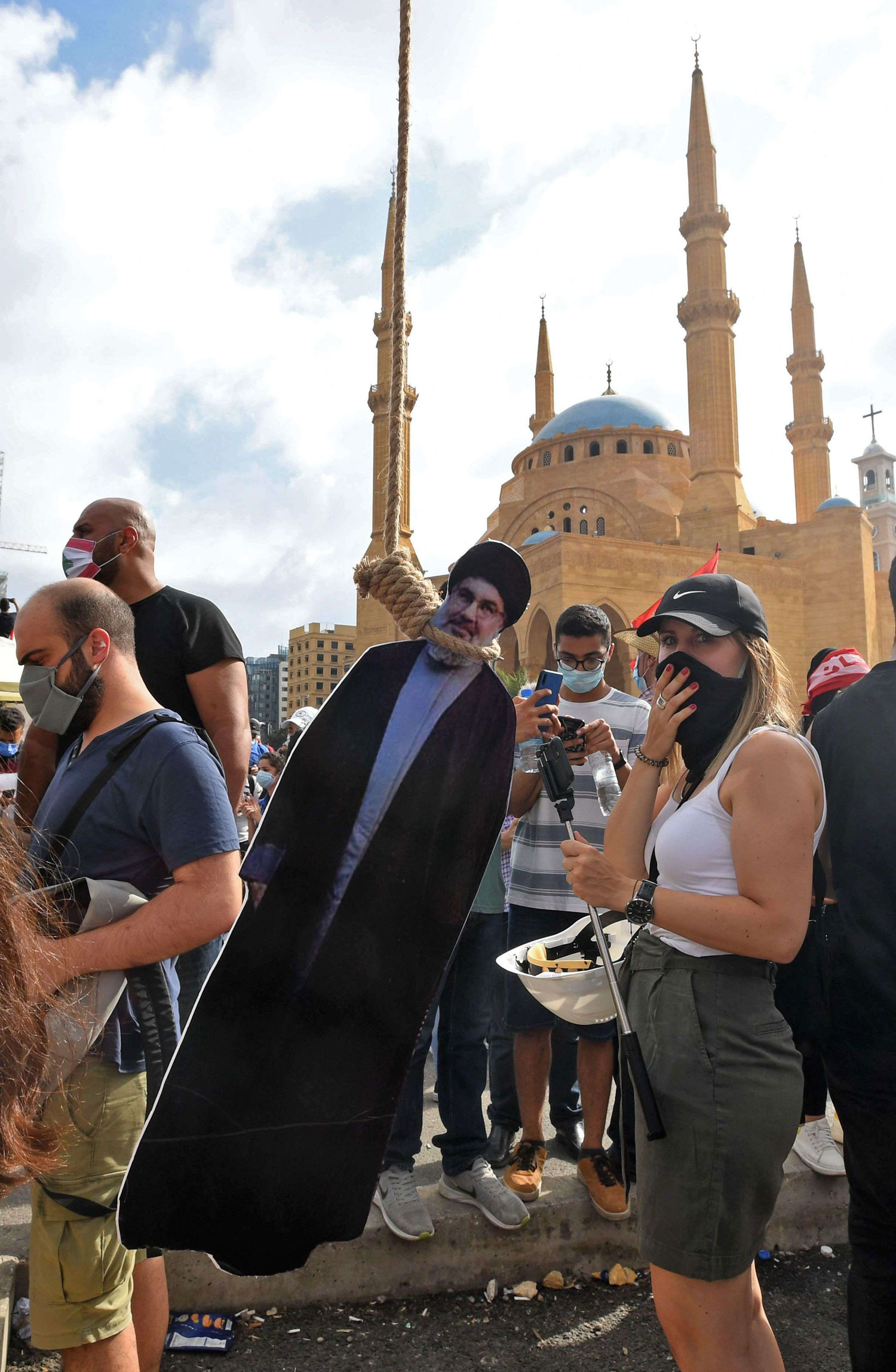 اللبنانيون ضاقوا ذرعا بسياسات حزب الله