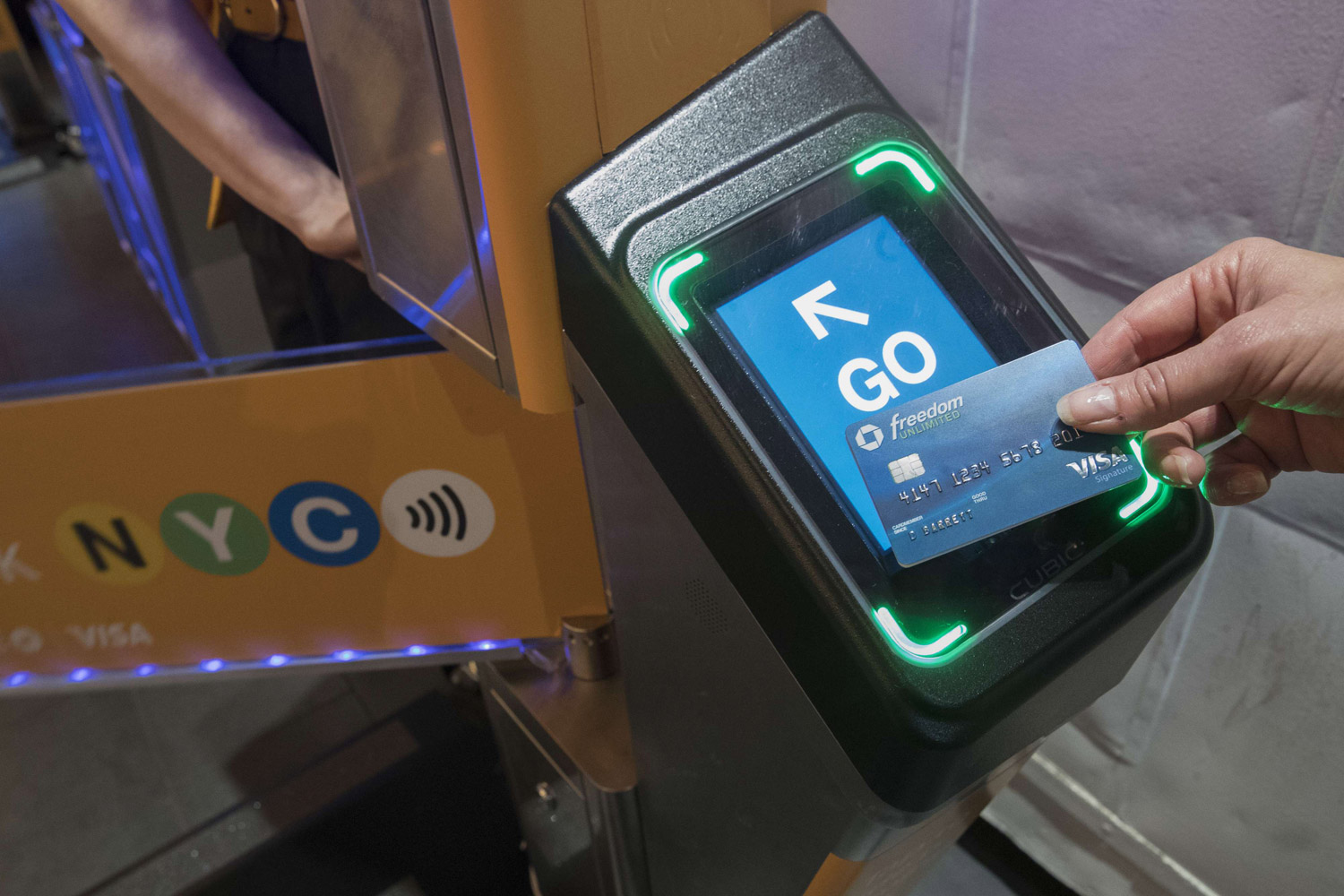 البطاقات دون لمس لم تنجح فقط في تيسير المعاملات النقدية والبنكية، بل أضفت ملمسا سهلا على جوانب حياتية يومية	