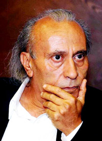 طوّر الشاعر اللبناني وديع سعادة، المقيم في أستراليا منذ 32 عاما، سبل التعاطي مع المنفى والتعبير عنه