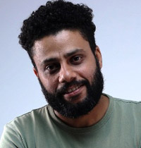 أحمد فوزي صالح يجعل من المكان القاسي جمالا متقشفا، ولا يتنازل عن الفني من أجل المعيش الرسالي