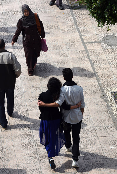 المرأة تتوقع من الرجل أن يفاجئها بشكل مستمر ولو بشيء صغير 