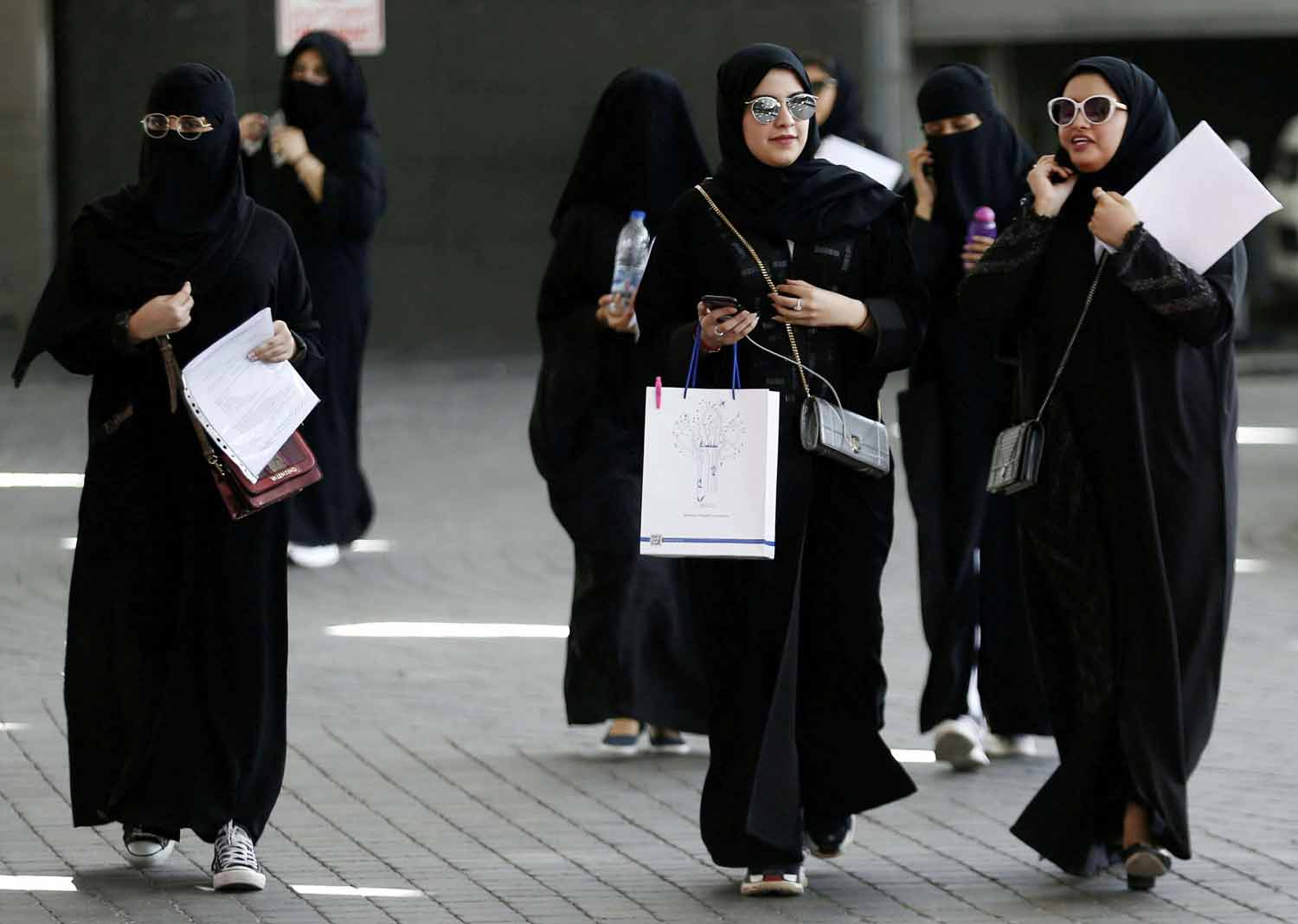 السعودية ترفع قيود السفر عن المرأة وتمنحها سيطرة أكبر