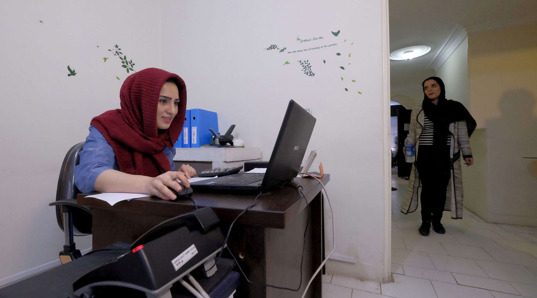 التعليم عن بعد لا يمكن التعويل عليه كآلية لنشر المعلومة، بل إنه يسهم في حصرها على فئات اجتماعية تتوفر لها الإمكانيات
