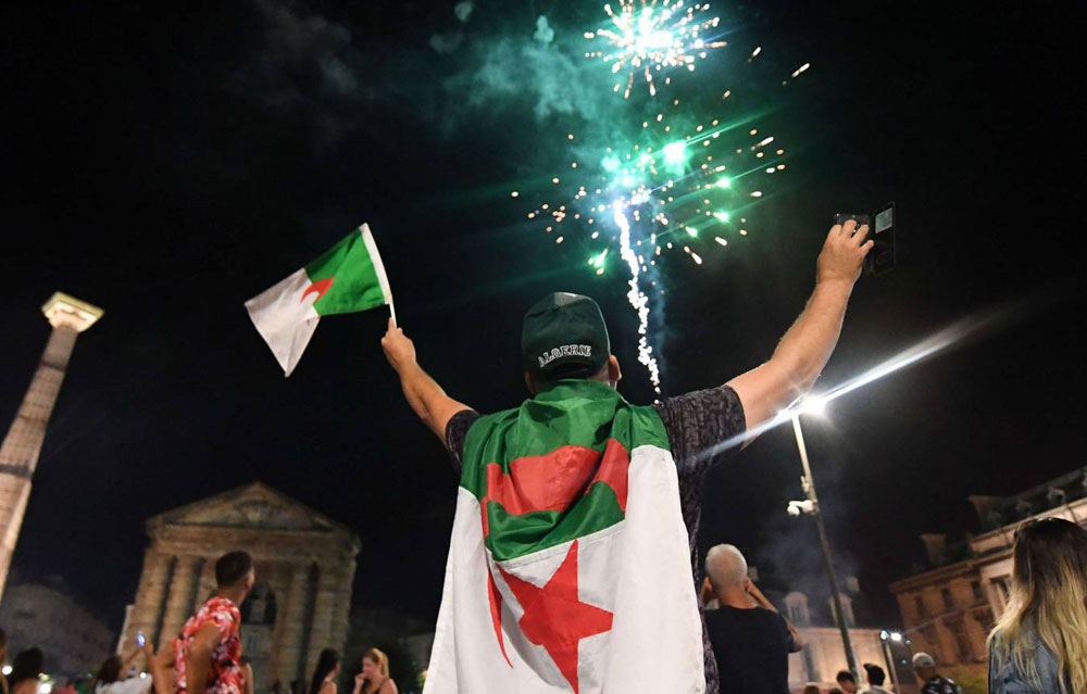 نشيد "في بلادي ظلموني" تخطى حدود مدرج “المكانة” معقل ألتراس الرجاء البيضاوي العريق ليردد في تظاهرات الحركة الاحتجاجية الجزائرية 
