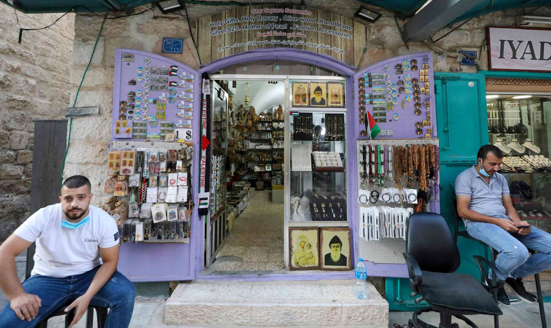 العاملون في القطاع يقفون في طابور البطالة